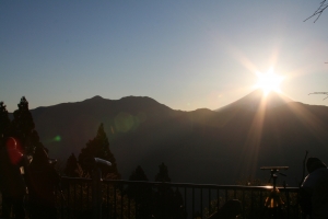 ロープーウエイ山頂・奥の院駅展望台から見た日の出