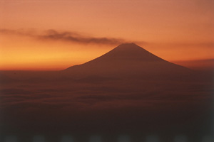 敬慎院の遥拝台から見るれい明の富士山