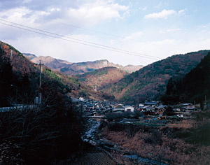 古関集落から天狗岩を望む