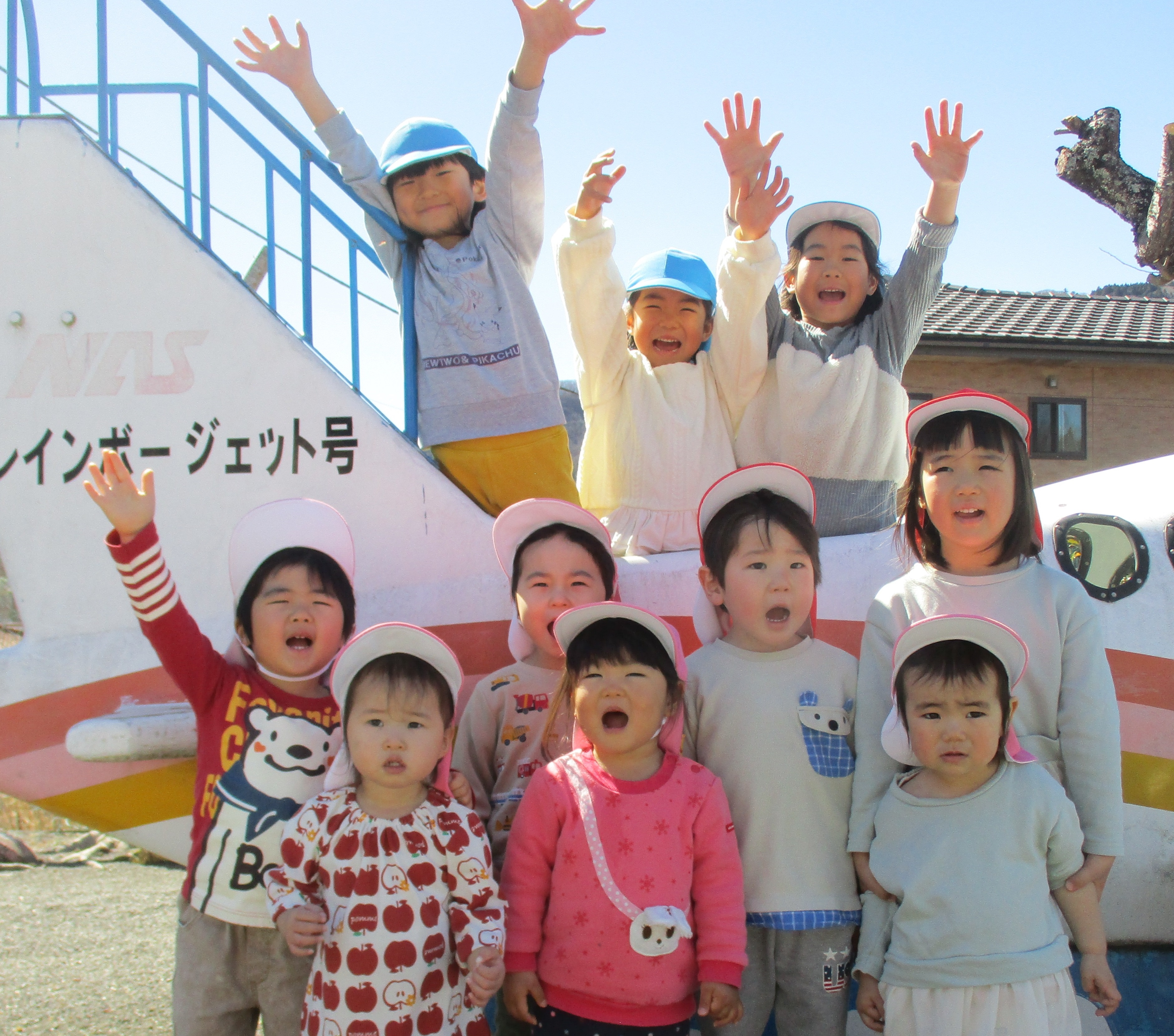 園庭で遊ぶ子どもの写真