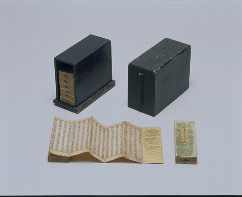 【県指定文化財】版本法華経付黒漆塗桐経箱の画像