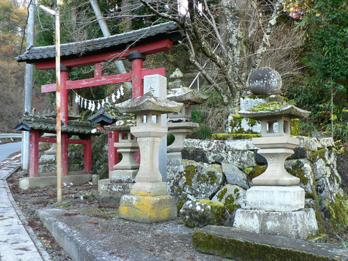 【町指定文化財】赤石神社の石灯籠の画像
