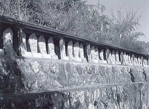 【町指定文化財】石造三十三番観世音像の画像