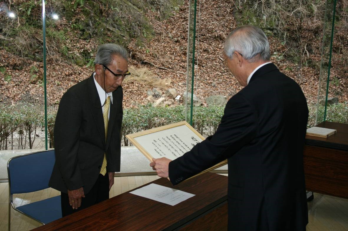 奥山氏への感謝状贈呈式の様子（平成20年3月）の画像