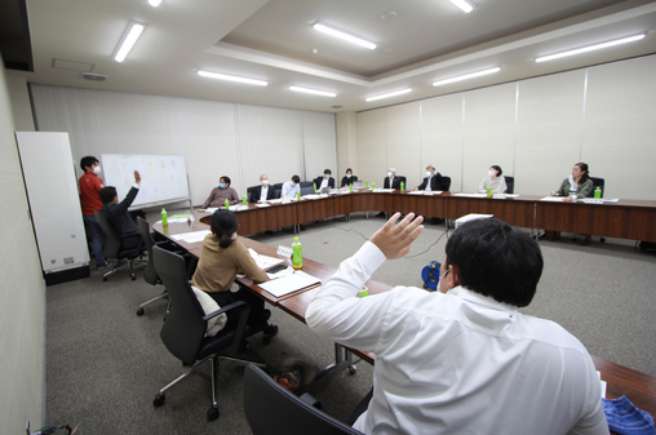 令和2年11月22日「デザイン選考委員会」の様子の画像