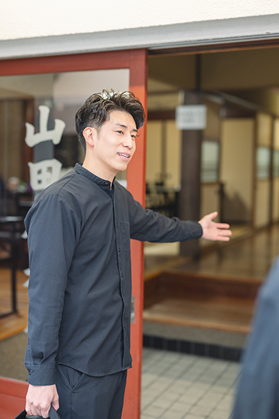 山田屋旅館で働く様子