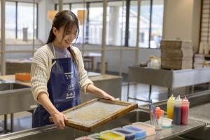 紙漉き体験の様子