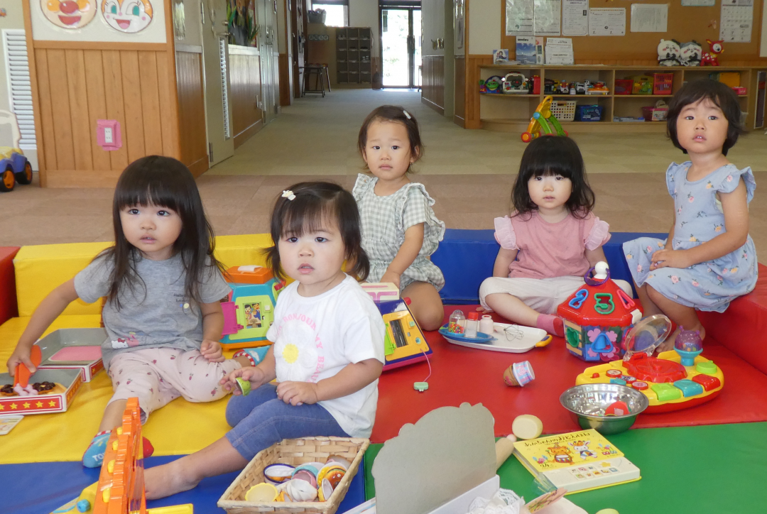 児童館で遊ぶ子どもたちの写真