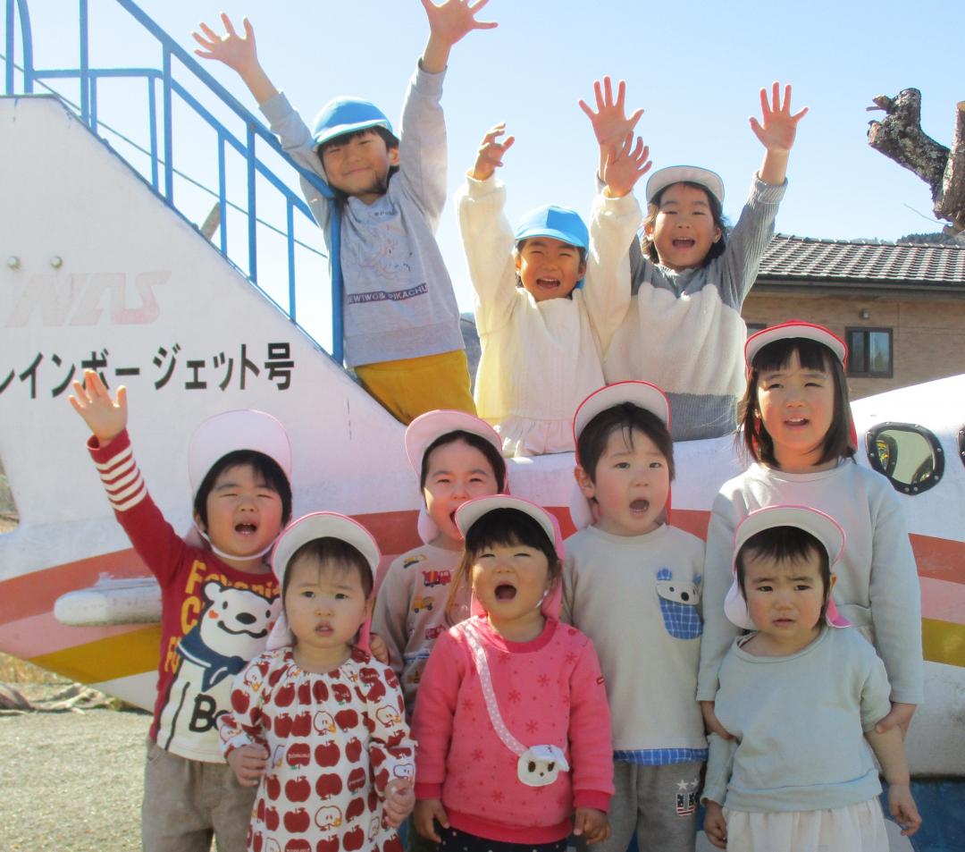 園庭で遊ぶ子どもの写真